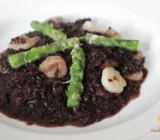 Ricetta: arroz venere con espárragos y gambas